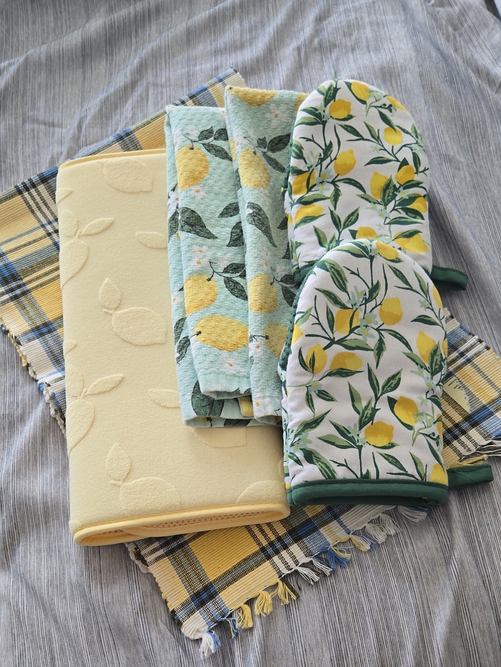 Lemon Print Oven Mitts and Kitchen Towels Set, Dish Mat And 35 Inch Table Runner